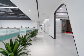 辦公室裝修中的“隔斷設(shè)計”技巧：用靈活隔斷